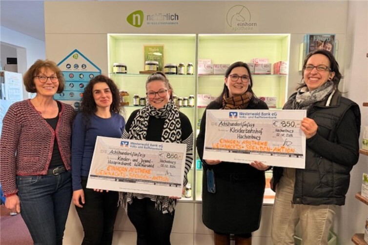 Marlene Baumann, Melek Malkoc, Jessica Lehnen, Kathrin Schiewitz, Kerstin Greiter-Voigt bei der Übergabe der Spendenschecks.