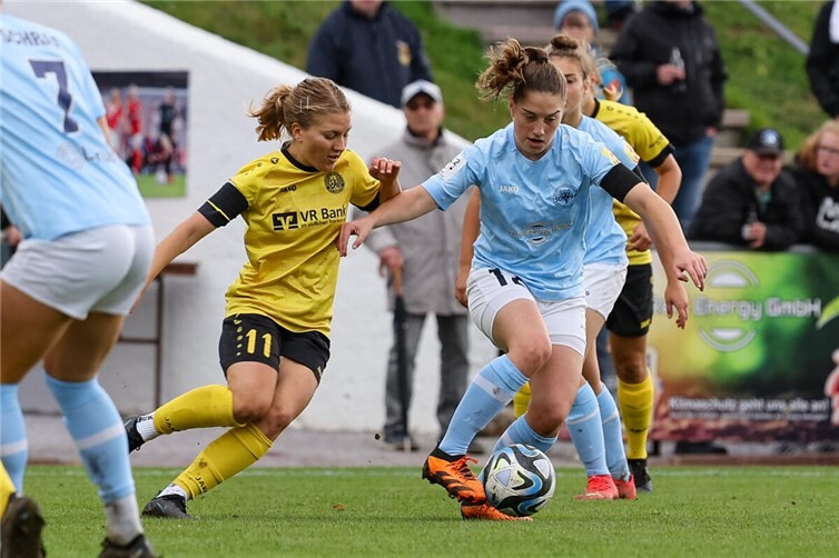 Marlene Ganßer (links im Bild) im Zweikampf mit Andernachs Leonie Krump.Foto: Tobias Jenatschek