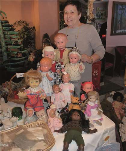 Marli Thierfelder aus Bell warim Seehotel mit ihrer Puppenklinik vertreten.