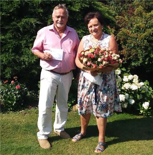 Marlie Ruland und Wolfgang Krüger bei der Scheckübergabe.privat