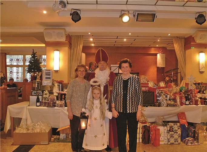 Marlies Bell, Johannes Sturtz als Nikolaus, Maria Sturtz Mitte: Friedensengel Hannah mit Friedenslicht (v.l.). privat