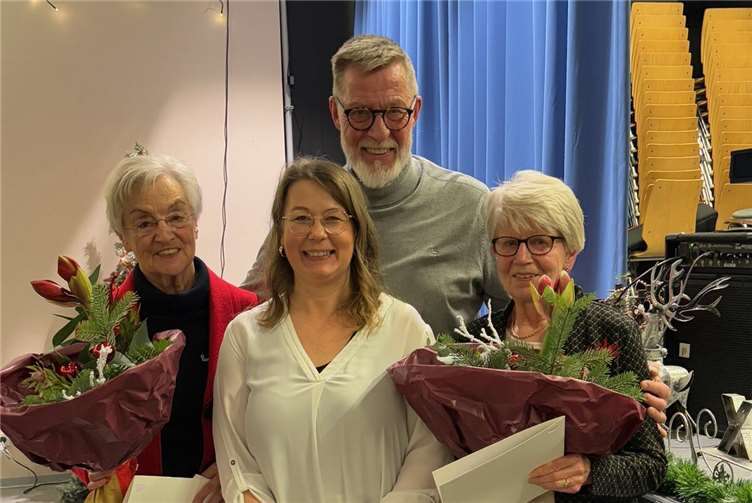 Marlies Häring und Margret Schröder wurden zum 50-jährigen Sängerinnenjubiläum von Silvia Patzke-Häring und Dietmar Weidenfeller geehrt.  Foto: Elke Hörning