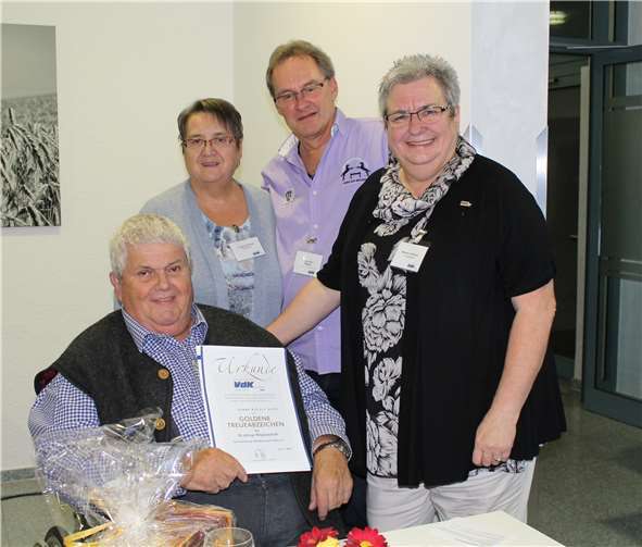 Marlies Hoffmann, Jürgen Stern und Irmgard Kicherer ehren Rudolf Groß für 50 Jahre Mitgliedschaft.privat