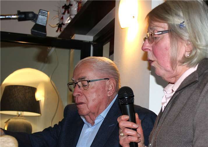 Marlies Jammel, hier mit Moderator Sturm trug Mundartliches von Marianne Slater vor. Fotos: HG