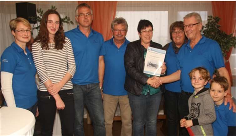 Marlies Quirmbach aus Boden freut sich über den Hauptpreis der Tombola: Eine fünftägige Reise für zwei Personen ins Allgäu. Ski-Club Horressen