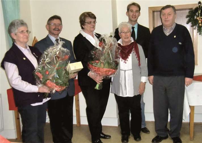 Marlies Sauerborn (l.), Gisela Ostrowski ( 3. v. l.) und Adolf Ostrowski (r.) erhielten die goldene Ehrennades des Kreischorverbands.privat