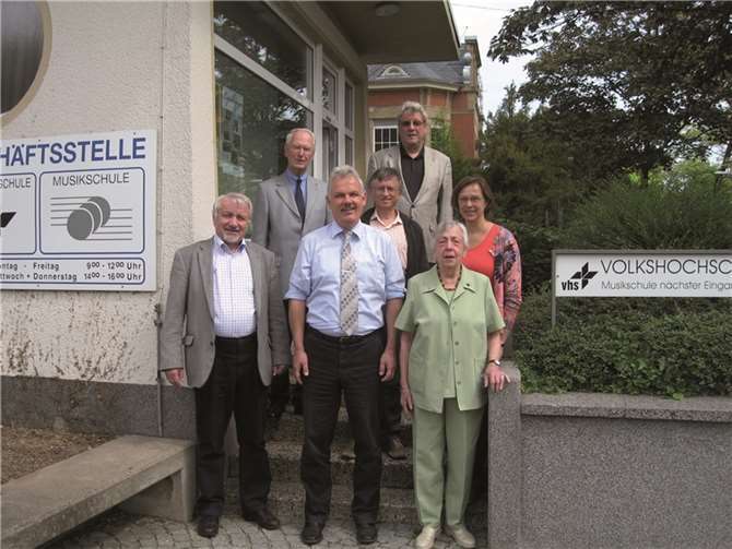 Marlies Schneider und die Teilnehmer an der feierlichen Übergabe der Spende.privat