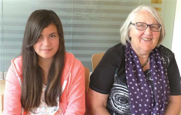 Marlis Knappe freute sich über die Anwesenheit von Firmling Lisa Weiss bei der Versammlung des Freundschaftskreises. Im Rahmen einer Projektarbeit der Firmlinge wird Lisa bei der Betreuung eines aktuell im Mayener Krankenhaus befindlichen Kindes helfen und später ihren Mitfirmlingen über die Arbeit des Freundeskreises und des Friedensdorfes berichten.
