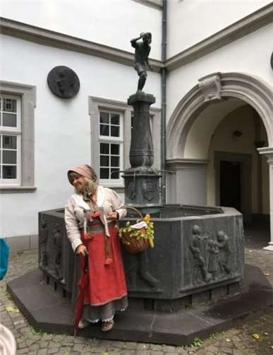 Marlis Weiß als Marktfrau am Schängelbrunnen. privat