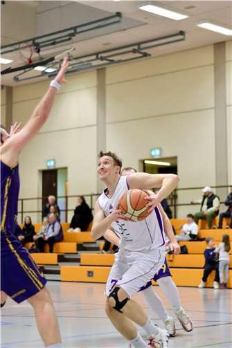 Marlow Theis zieht zum Korb und verwandelt trotz Foul.