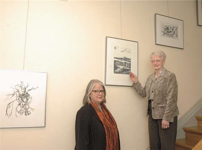 Marlyse Permantier (r.) gibt der Vorsitzenden des Kulturvereins Mittelahr, Angelika Furth, Erläuterungen zu ihren Werken. UM