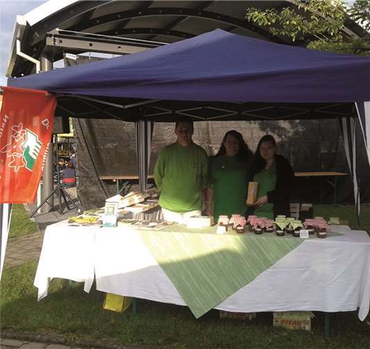 Marmelade und Bücher gab es am Infotisch der Naturfreunde. privat