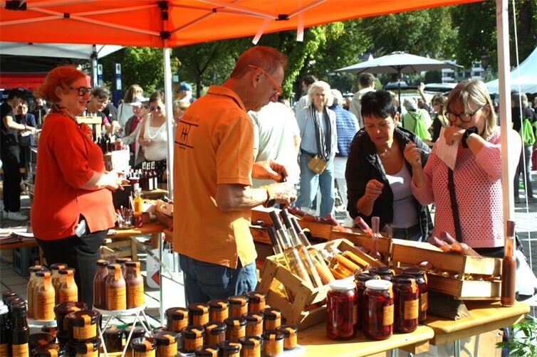 Marmeladen, Konfitüren, Gelees und auch Essige waren ebenso im leckeren Angebot, wie Eis, Kuchen, Saft, Cocktails, Likör und vieles mehr. 
