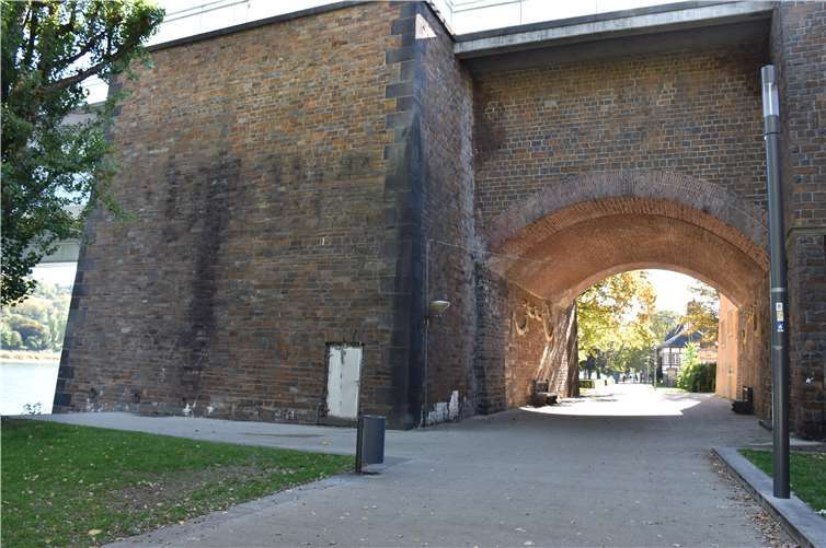 Marode ist auch die Vorlandbrücke der vielbefahrenen Koblenzer Rheinüberquerung.