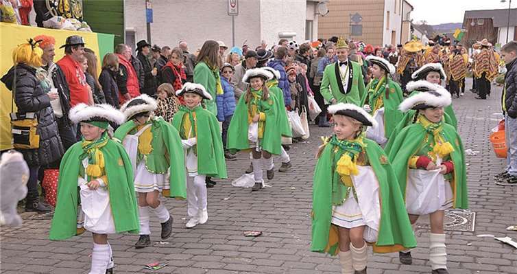 Marschieren erstmals am Karnevalssamstag: Die großen und kleinen Fritzdorfer Jecken. privat