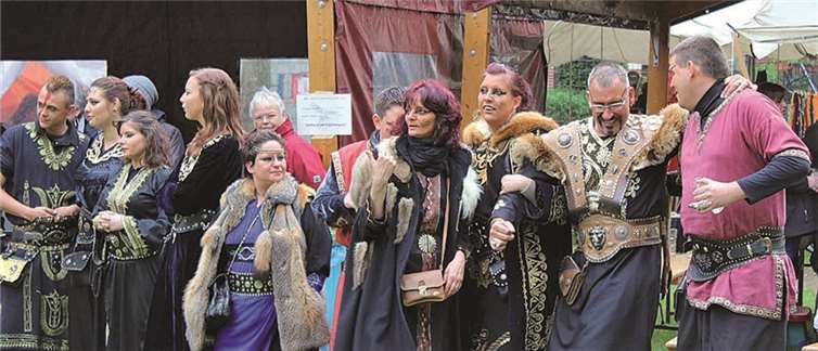 Marschmusik motivierte einige Steppenreiter zu ersten Tanzschritten. DL