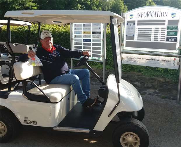 Marshall“ Helmut Kurz mit einer Tüte Golfbälle, wie er sie für den guten Zweck gesammelt und gepackt hat. Foto: Claudia Nonn/GLC