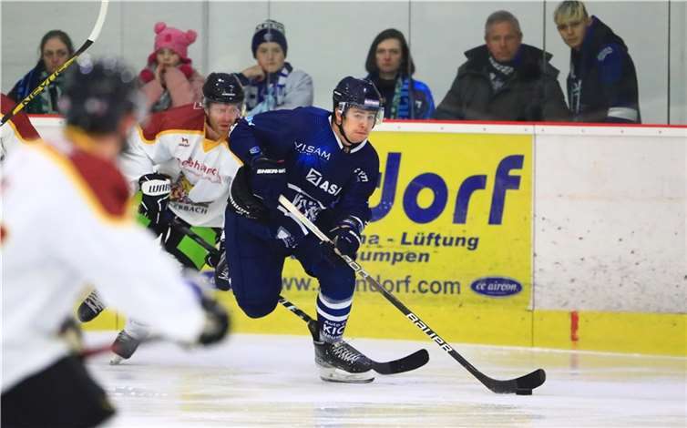 Marshall Renke erzielte in Wiehl sein erstes Tor für den EHC.  Foto: EHC „Die Bären“ 2016