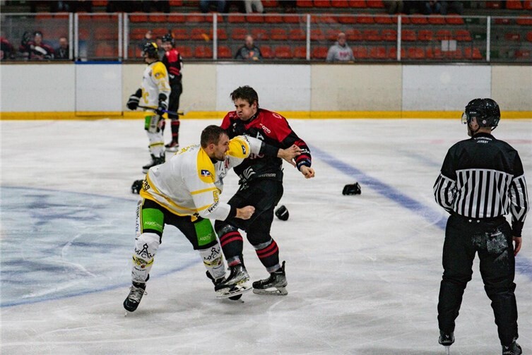 Marshall Renke im Fight mit Moers Spieler Philipp Hoth.