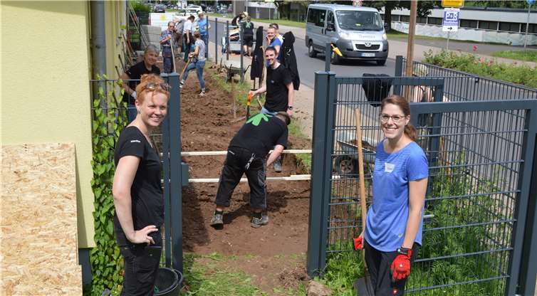 Marte Wolff (l.) und Michaela Kreuzberg und ein Teil der vielen Helfer bei der Arbeit. Die anderen waren mit Schubkarren unterwegs, um die Erde abzufahren. - AB -