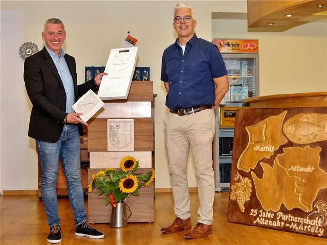 Mártélys Bürgermeister Ambrus István überreichte der Verbandsgemeinde Altenahr anlässlich des 25-jährigen Jubiläums der Gemeindepartnerschaft ein handwerklich erstelltes Holzschild (re.) mit den Umrissen der Gemeinde Mártély und der Verbandsgemeinde Altenahr. Bürgermeister Dominik Gieler überreichte im Gegenzug verschiedene Reliefe des Ahrtals und ein Weinpräsent.  Foto: Thorsten Trütgen / VG Altenahr
