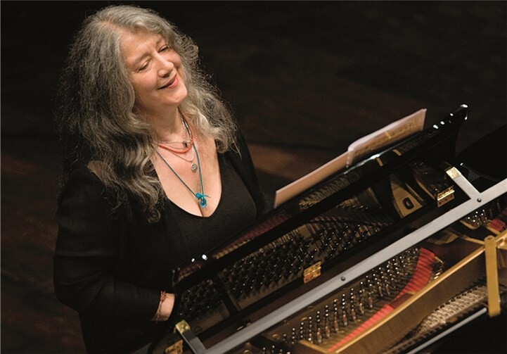 Martha Argerich am Klavier. Adriano Heitmann