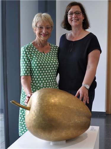 Martha Barduhn (li.), hier mit Birgit Schmitz-Zeitler von der Stadt Meckenheim, ist mit ihrem Apfel zurück im Rathaus.Stadt Meckenheim