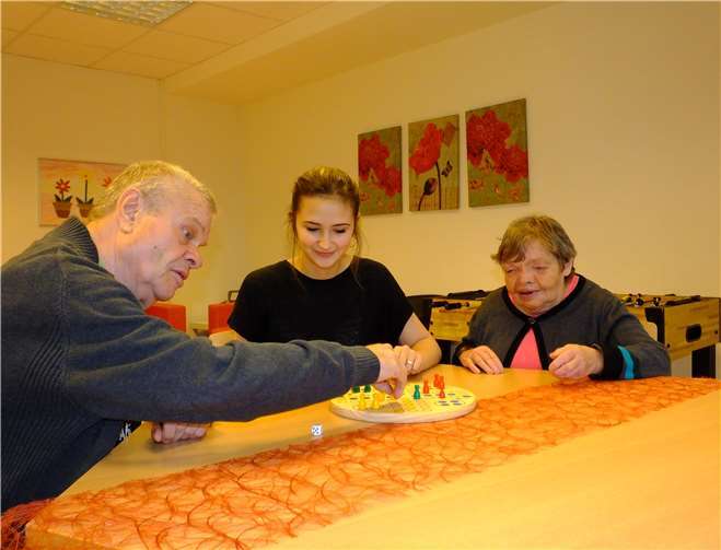 Martha Felizitas Brötz (mitte) mit Bewohnern im Wohnheim St. Elisabeth in Mendig. Caritas Zentrum, Mendig)