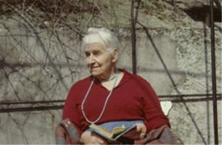 Martha von Laffert im Garten ihres Hauses in der Aug.-Bungert-Allee.privat