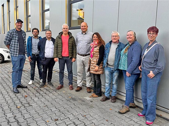 Lehrschwimmbecken besichtigt Martin Becker (li.) und Tom Ortmanns (Mitte) informierten in Bonn an einem von der Freistil GmbH realisiertem Objekt von der Verbandsgemeinde Altenahr (v. li.) Christoph Wasserzier, Leiter Finanzabteilung, Wolfgang Stodden, Büroleitender Beamter, Dominik Gieler, Bürgermeister, Ute Gabriel, CDU, Johannes Fuhrmann, Bündnis 90/Die Grünen, Dr. Sigrid Dehmelt, SPD, Sandra Sebastian-Berthel, Beigeordnete über die Möglichkeiten der Modulbauweise für Lehrschwimmbecken. Foto: : Stephan Farr / VG Altenahr