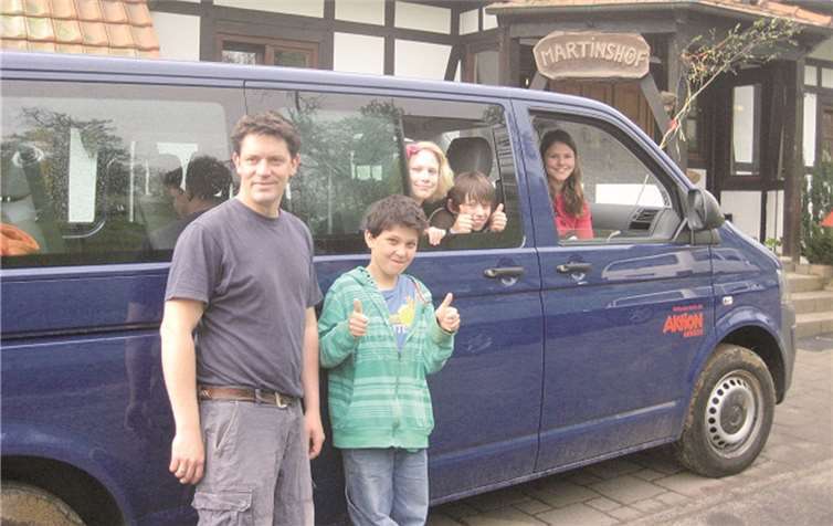 Martin Bous freut sich mit den Kindern über den neuen Bus, dessen Anschaffung eine Spende der Aktion Mensch möglich gemacht hat. Maria Kastellitz