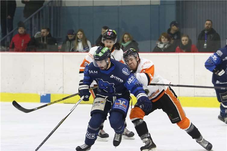 Martin Brabec (links) und die Bären haben die Dinslakener Kobras um Stefan Dreyer an sich abprallen lassen. Im Halbfinale treffen die Neuwieder jetzt auf den Hauptrunden-Zweiten aus Herford. EHC Die Bären 2016