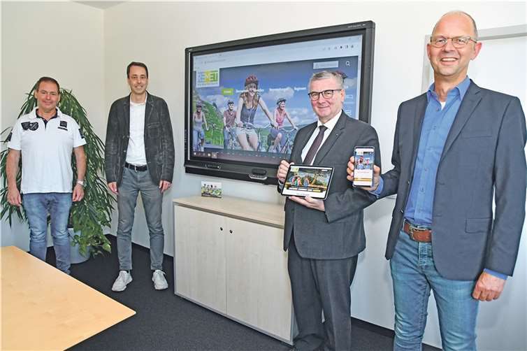 Martin Brack (v.li.), Mitarbeiter bei forty-four, und Daniel Vordemvenne, geschäftsführender Gesellschafter der Digitalagentur, präsentierten Landrat Dr. Alexander Saftig und dem stellvertretenden REMET-Geschäftsführer Michael Schwippert die gelungene Umsetzung der neuen REMET-Internetseite. Foto: Morcinek/REMET