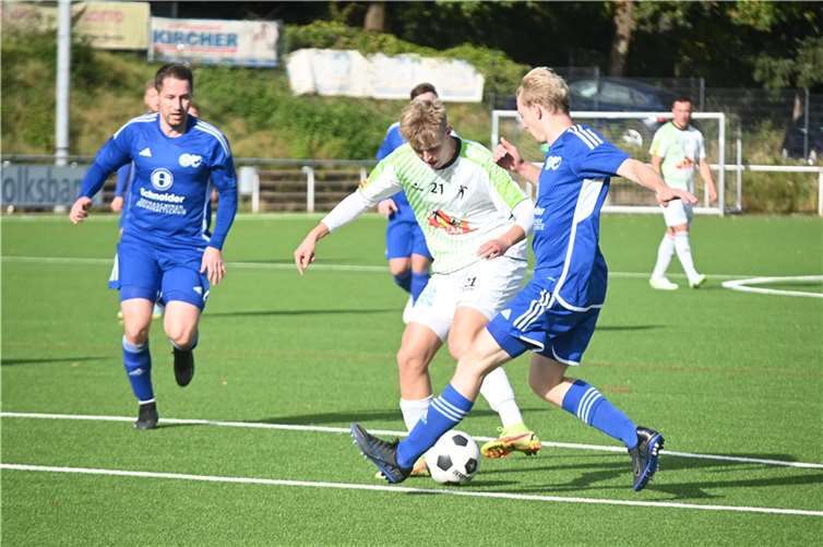 Martin Breil (weißes Trikot) stand in Rübenach erneut in der Anfangsformation.  Foto: SK