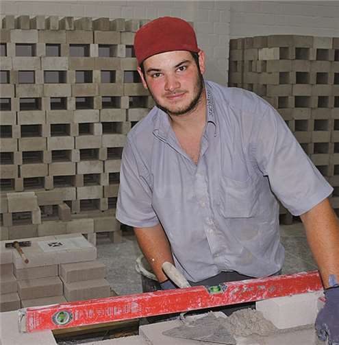 Martin Brengmann ist der beste Maurergeselle des Prüfungsjahrgangs 2013/2014 im Kammerbezirk Koblenz.  HwK Koblenz