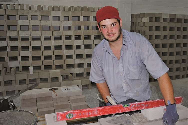 Martin Brengmann ist der beste Maurergeselle des Prüfungsjahrgangs 2013/2014 im Kammerbezirk Koblenz.  HwK Koblenz