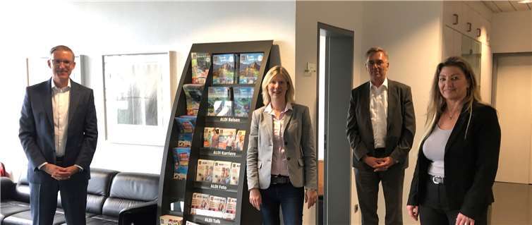 Martin Brüggemeyer (Geschäftsführer), Jenny Groß MdL, Ulrich Birth (Logistikleiter) und Marion Belli (Verwaltungsleitung im ALDI SÜD Zentrallager. Foto: privat