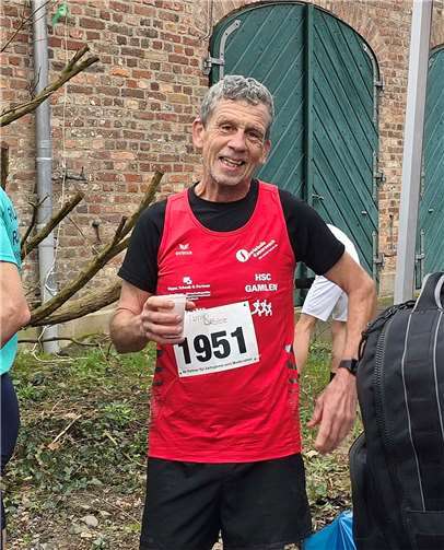 Martin Burgmer - Verdiente Erfrischung nach seinem Lauf über 5000 m in Porz.