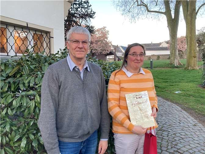 Martin Dahmen mit Catharina Scholl, die für ihre zehnjährige Mitgliedschaft geehrt wurde.  Foto: privat