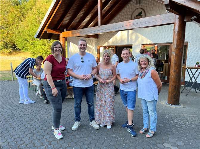 Martin Diedenhofen (2.v.li.) und Lana Horstmann (Mitte) auf dem Helferfest. Foto: privat