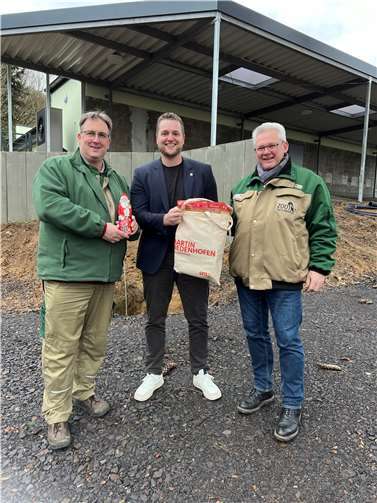 Martin Diedenhofen (SPD) überreichte Zoodirektor Mirko Thiel (links) und dem kaufmännischen Leiter Hans-Dieter Neuer (rechts) zusätzlich zur Spende ein Weihnachtspaket.  Foto: Gaby Wirtz