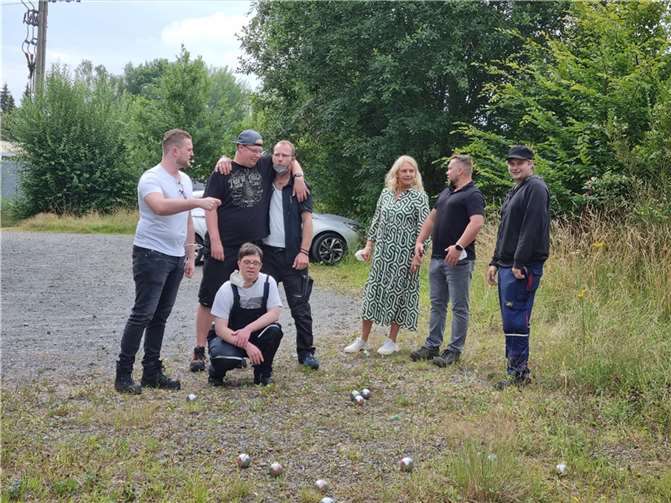 Martin Diedenhofen bei einer Partie Boule mit den Beschäftigten der Werkstatt. Foto: Gaby Wirtz
