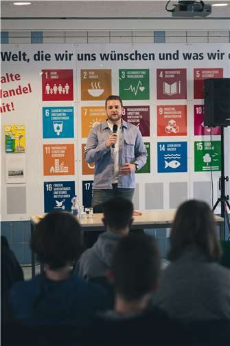 Martin Diedenhofen diskutiert mit Schülerinnen und Schülern. Foto: privat