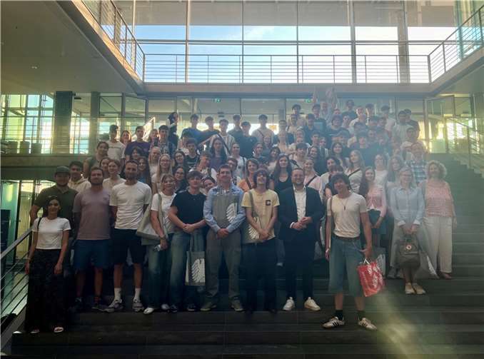 Martin Diedenhofen mit der Besuchergruppe  Foto: Privat