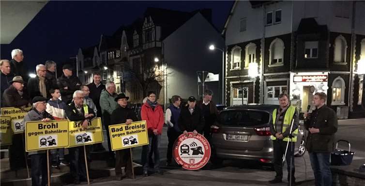 Martin Diedenhofen (re.) sprach auf der Bahnlärmdemo in Neuwied. Privat