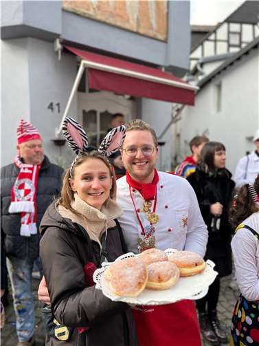 Martin Diedenhofen und seine Freundin verteilen Berliner an die Zuggruppen.  Foto: Marie-Christin Schlüter