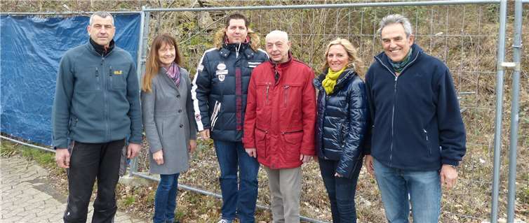 Verbesserung des Ortseingangsbildes gefordert Martin Dötsch, Monika Mattern, Marco Weinand, Hans Ramscheid, Alexandra Dötsch und Bernhard Merkenich diskutierten die Situation an der Römerstraße.Foto: privat