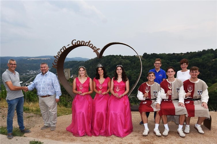 Martin Dötsch, Peter Gries, Weinmajestät Christina I. mit ihren Prinzessinnen Anna und Anna, Burggrafen Carsten, Janis und René, Petra Steiner, Nicole Hilgert.