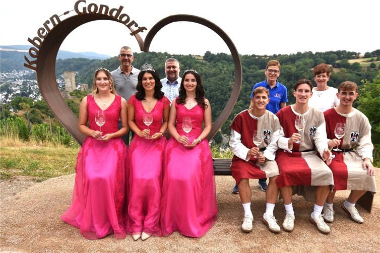 Martin Dötsch, Peter Gries, Weinmajestät Christina I. mit ihren Prinzessinnen Anna und Anna, Burggrafen Carsten, Janis und René, Petra Steiner, Nicole Hilgert.
