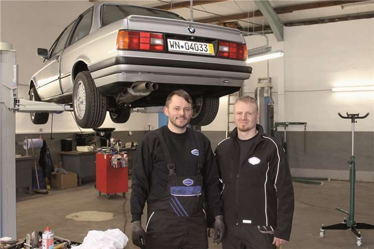 Martin Dülfer und Lennart Bartram (von links) in ihrer neuen Werkstatt. WP